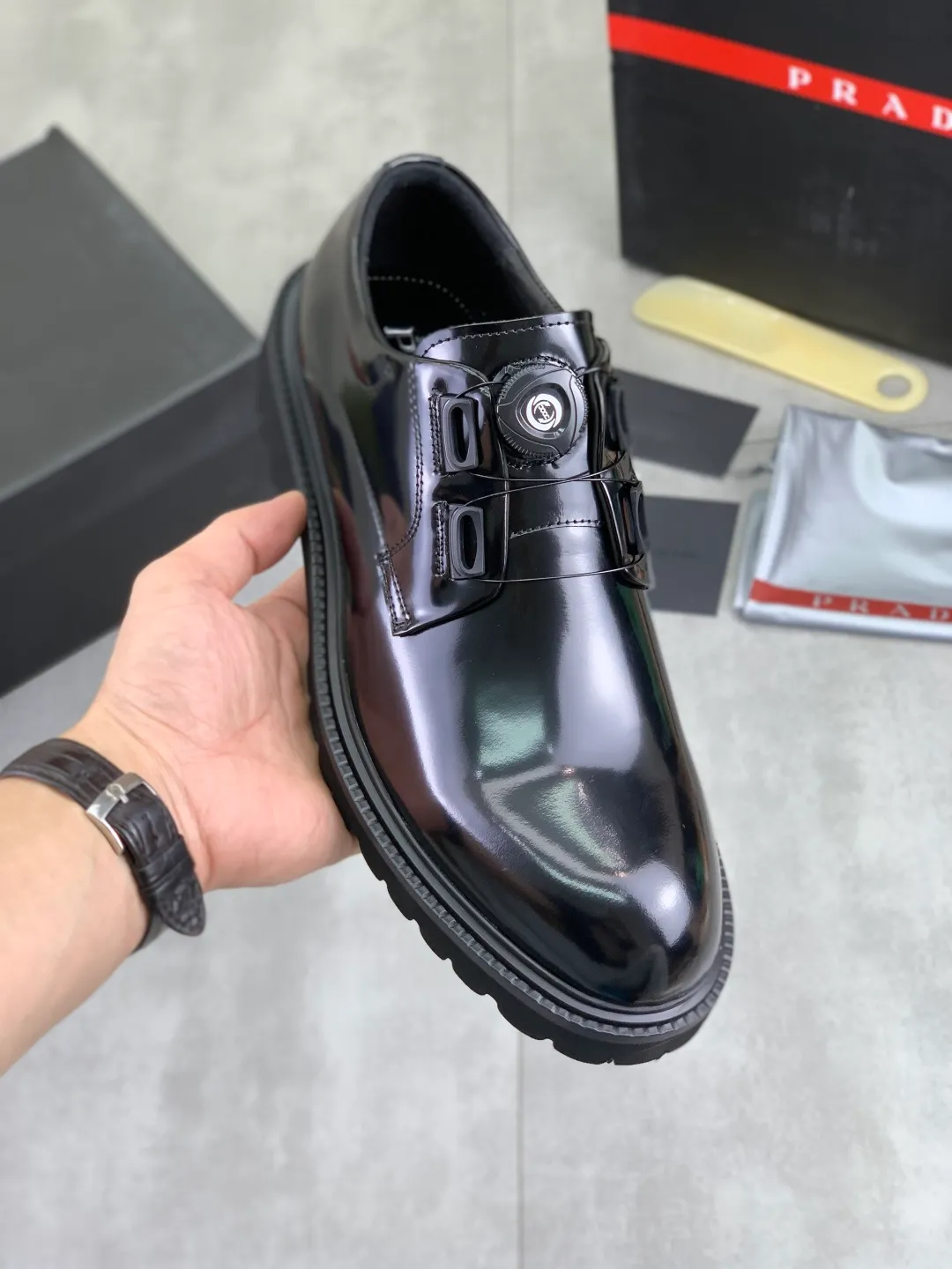 Men's shoes 💰P640 New PRADA Prada's new casual leather shoes Original purchase, development and production Prada men's classic series, technical breathable fabrics with cowhide, casual sports shoes, casual shoes, sports dad shoes combine high-tech breathable materials and cowhide, P's exclusive button decoration on the side. The outsole is full of P italic design and bright colors to show vitality and continue the brand design inspiration. Stroll around the city lightly and feel free and comfortable. Delivered in exquisite packaging 🛍📦 ▪️Material: original customized calfskin with breathable material ▪️Inner lining: cowhide lining ➕cowhide feet ▪️Outsole: open-molded TPU foam material ▪️Sole thickness: 3.5CM ▪️Size: Men's 38-45 black, brown color available